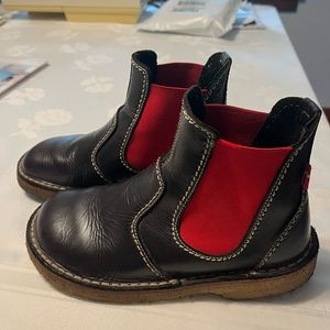 Roskilde [raw-ski-luh] is a classic all-season slip-on chelsea boot.